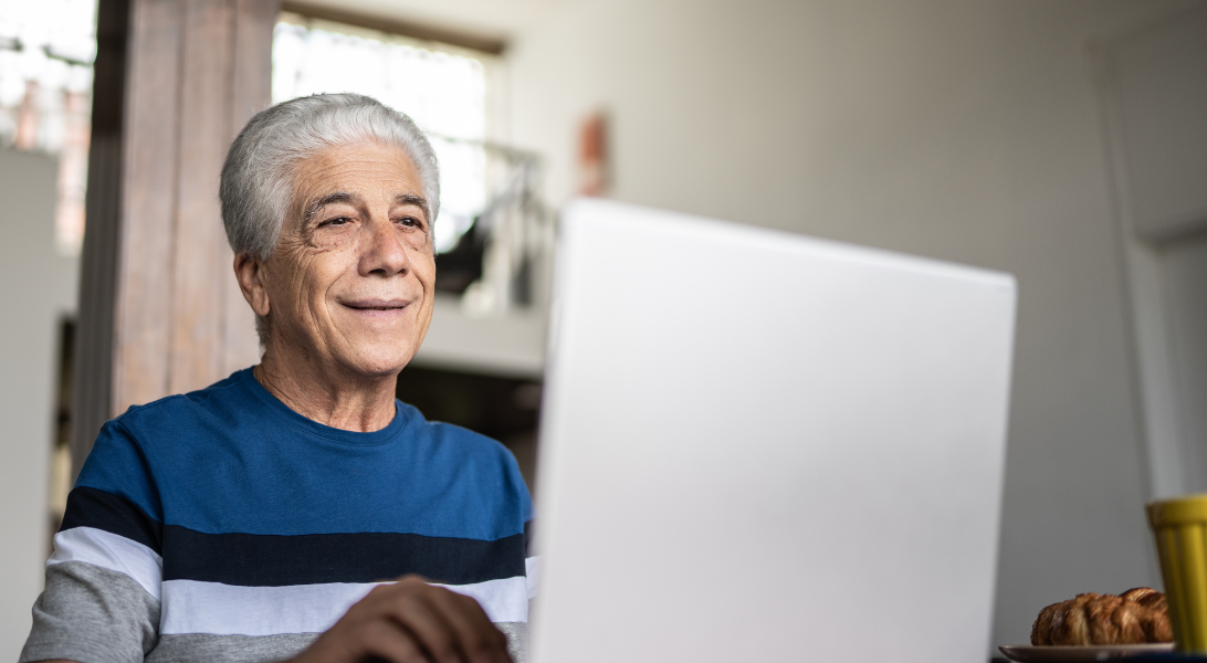 Hombre viendo una computadora portátil