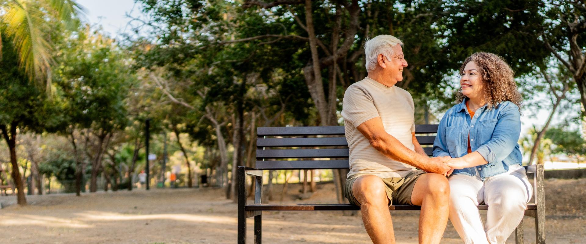 Pareja sentada en un banco al aire libre
