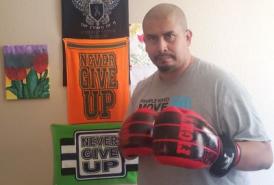 Ian Rodriguez con guantes de boxeo