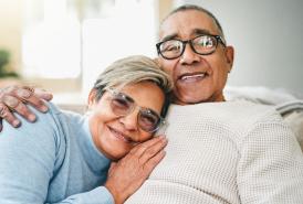 pareja acurrucada en el sofá