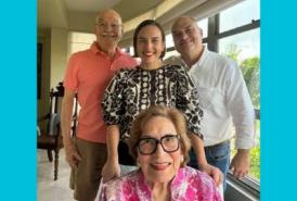 Ana Belaval con su madre, Ana, su padre y su hermano.