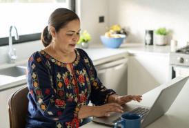Mujer escribiendo en la computadora