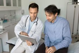 Doctor mostrando resultados de la prueba al paciente