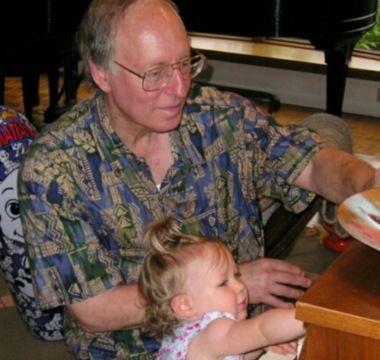 Henia Zames and his granddaughter playing the piano