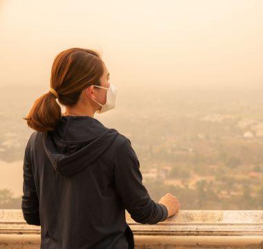 woman wearing a mask to protect from air pollution