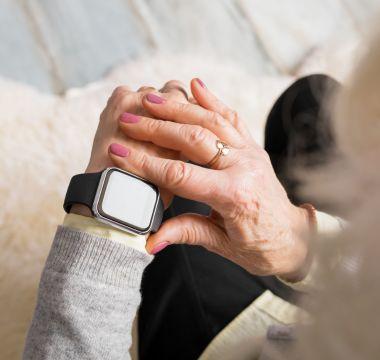 Mujer revisando su reloj inteligente