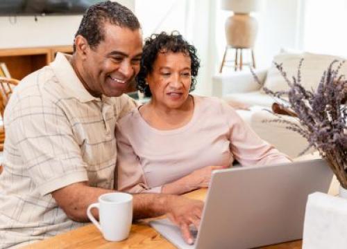 Marido y mujer mirando la computadora portátil