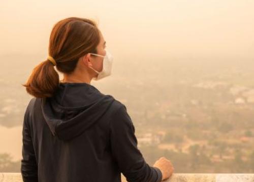 woman wearing a mask to protect from air pollution