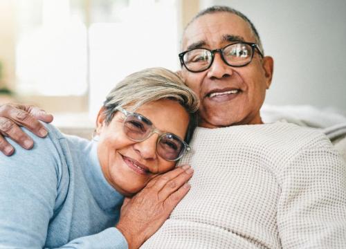 pareja acurrucada en el sofá
