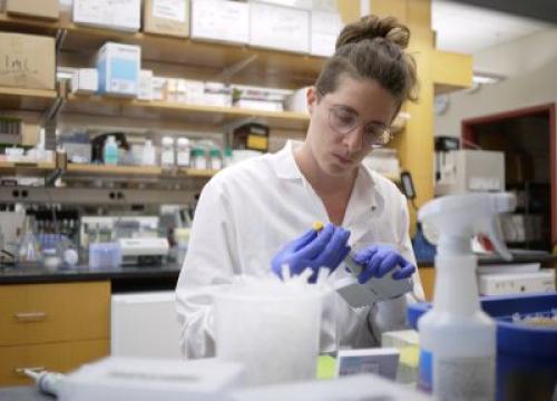 Inés Patop in a lab