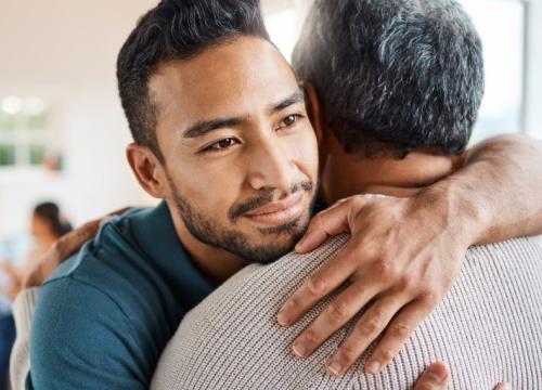padre e hijo abrazándose