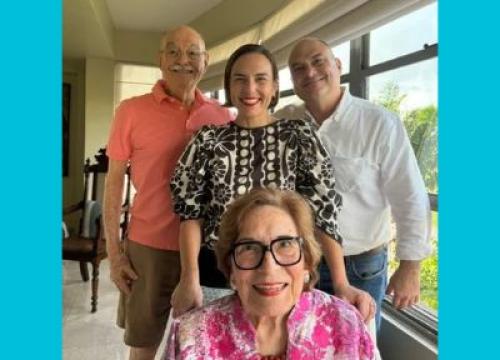 Ana Belaval con su madre, Ana, su padre y su hermano.