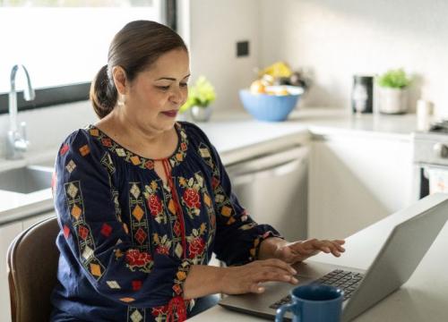Mujer escribiendo en la computadora