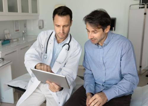 Doctor mostrando resultados de la prueba al paciente