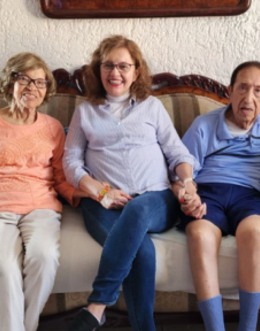 Adriana Jiménez y sus padres