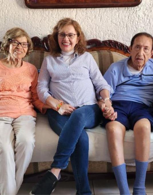 Adriana Jiménez y sus padres