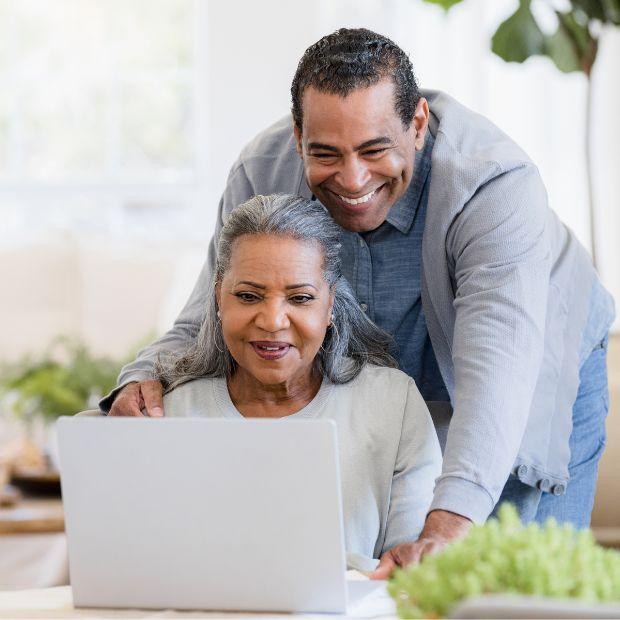 pareja en una computadora portátil