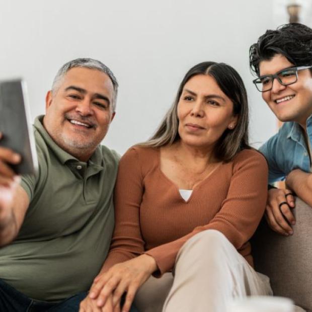 Familia tomándose un selfie en casa