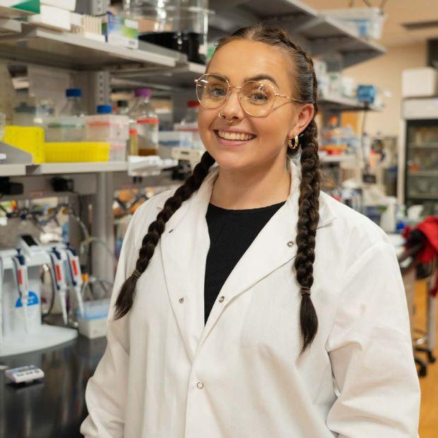 Rebecca Wallings in lab