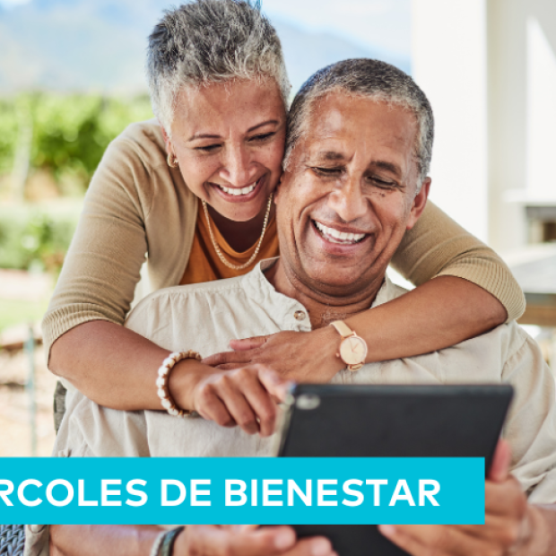Una pareja mirando una tableta juntos en su porche