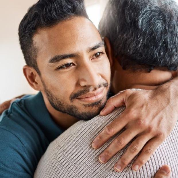 padre e hijo abrazándose