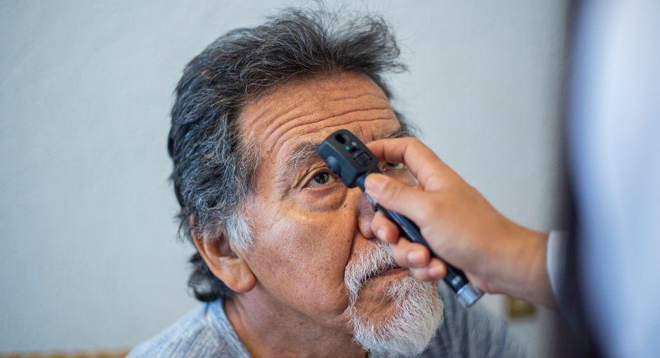 un hombre haciéndose un examen de la vista
