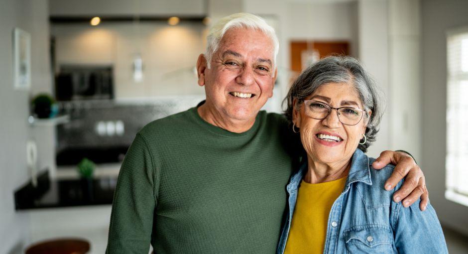 Marido con su brazo alrededor de su esposa