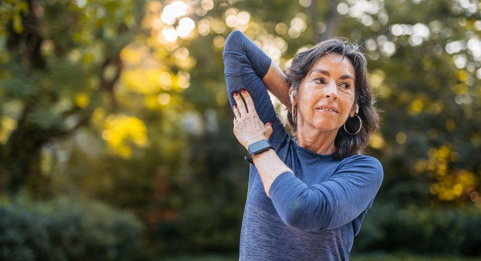 Mujer estirándose antes de salir a correr