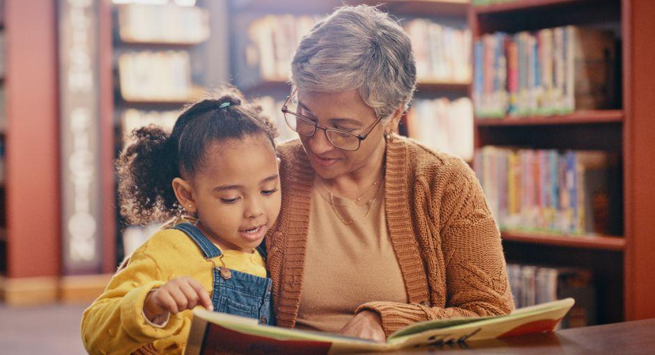 Abuela y nieta leyendo un libro