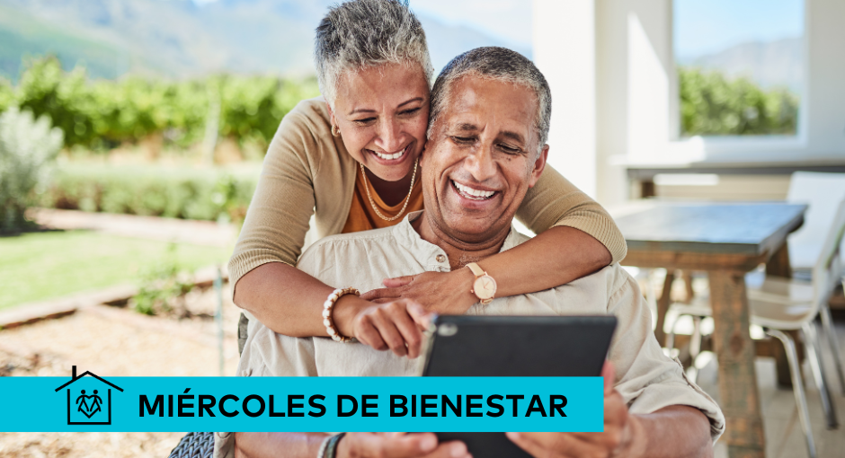 Una pareja mirando una tableta juntos en su porche