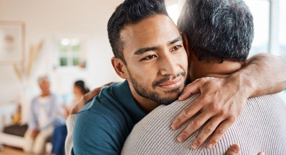 padre e hijo abrazándose
