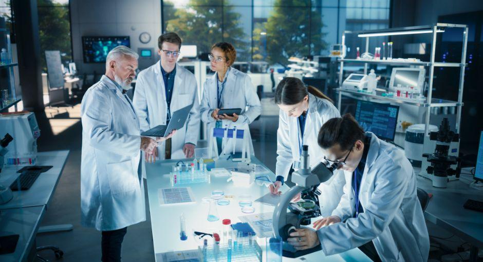 Investigadores en un laboratorio