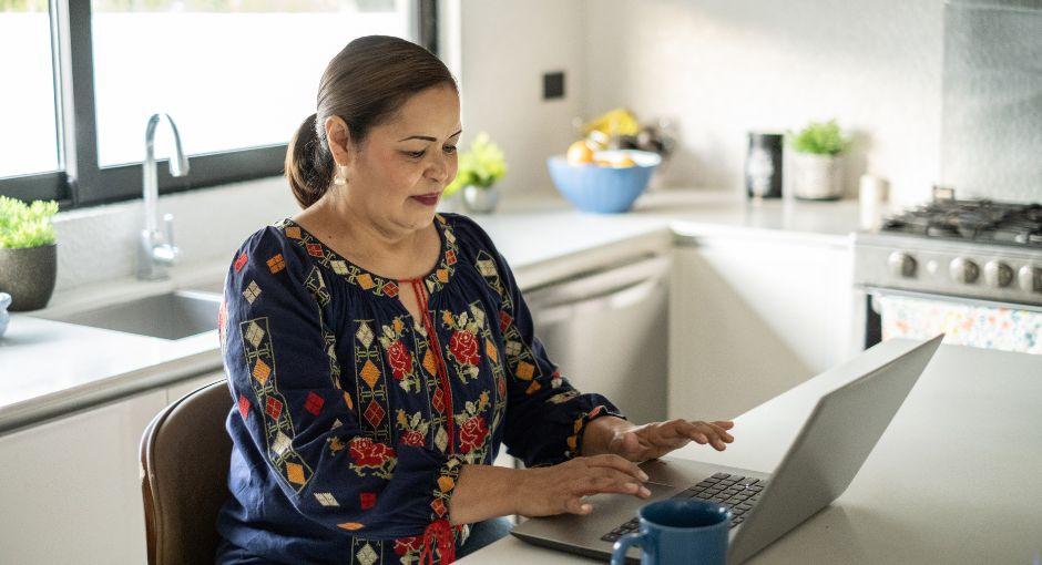 Mujer escribiendo en la computadora