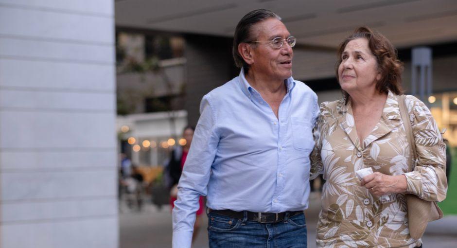 Pareja de ancianos de compras