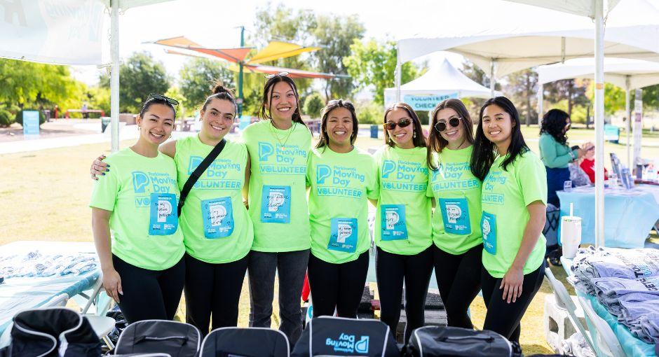 Grupo de voluntarias posando juntos para una foto