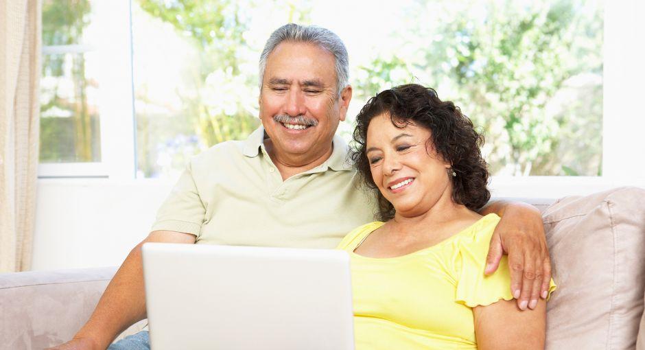 Pareja mirando una laptop